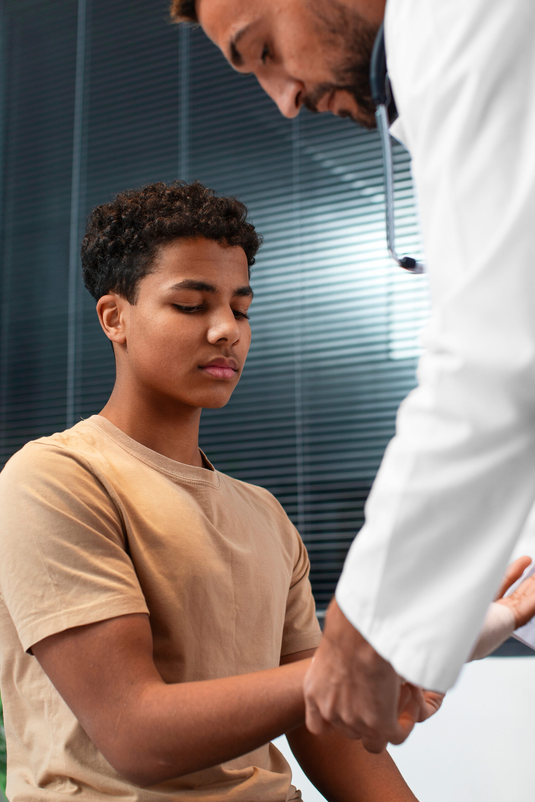 Medico con especialidad en pediatria cuidando un nino regio monterrey en SerSalud centro medico